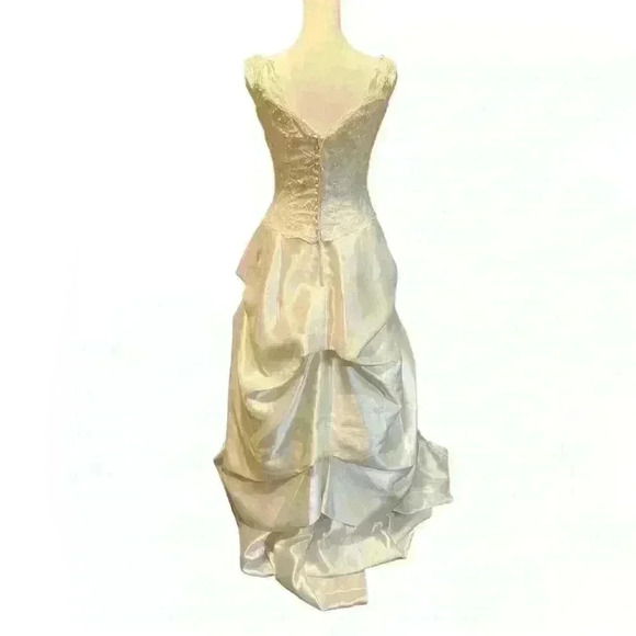 Private Collection Wedding Dress Size 8 Sleeveless Back Zip Closure & Beadwork - Picture 4 of 10